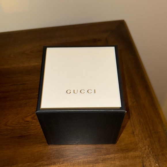 Gucci Green and Red Luxury Watch - Picture 4 of 5